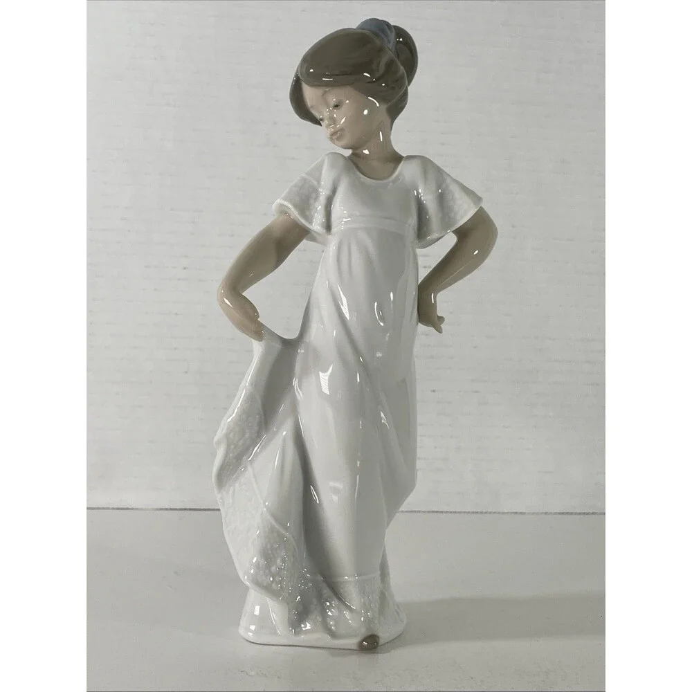 Vtg Lladro NAO Collectable Figurine - How Pretty -  D 1110 Spain 1989